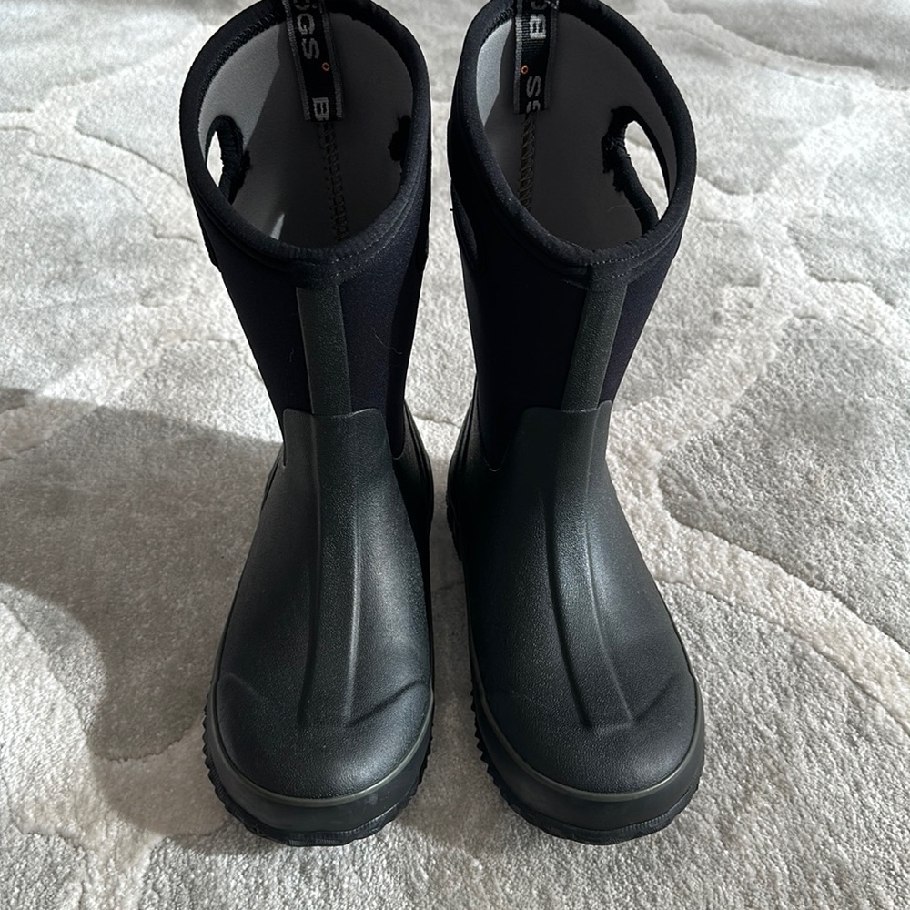Bogs boys size 5 US